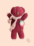 Gebreide grote bordeaux rode beer met beige sjaal