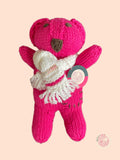 Gebreide grote fuchsia beer met witte sjaal