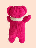 Gebreide grote fuchsia beer met witte sjaal