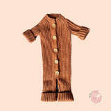 Gebreid cognackleurig onesie met knopen - mt 68