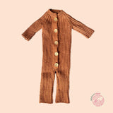 Gebreid cognackleurig onesie met knopen - mt 68