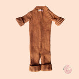 Gebreid cognackleurig onesie met knopen - mt 68