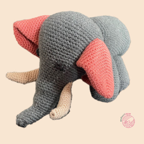 Gehaakte grote olifant met slagtanden