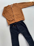 Camel vest met blauwe jogging - mt 110-116