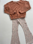 Perzikkleurige trui met flared broekje - mt 116-122
