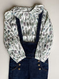 Jeans salopette met nieuwe blouse - mt 104